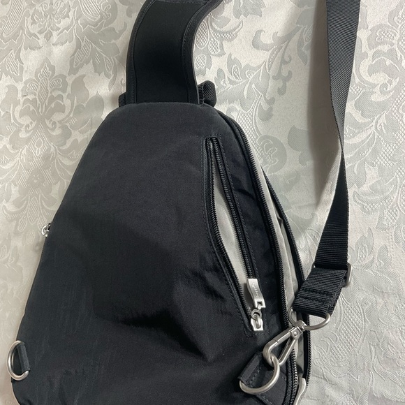 Baggallini  Mini Sling Crossbody Shoulder Bag Black New W/out Tags - Picture 3 of 10